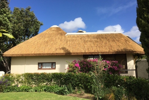Соломенная крыша: как построить ее на загородном доме